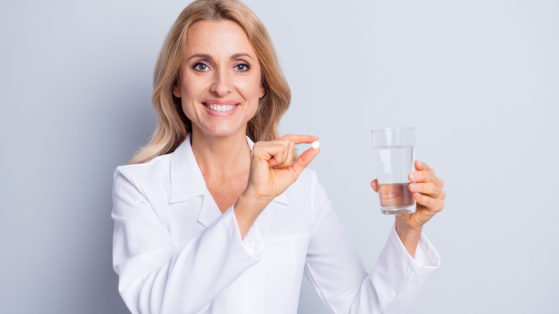 Farmaceutka pokazuje lek na ból zęba