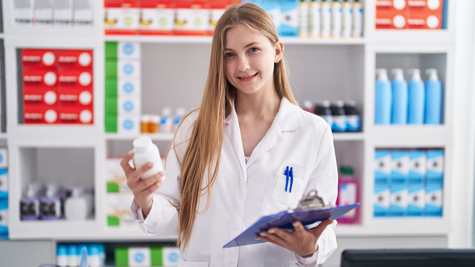 Farmaceuta prezentuje preparat z witaminą B1