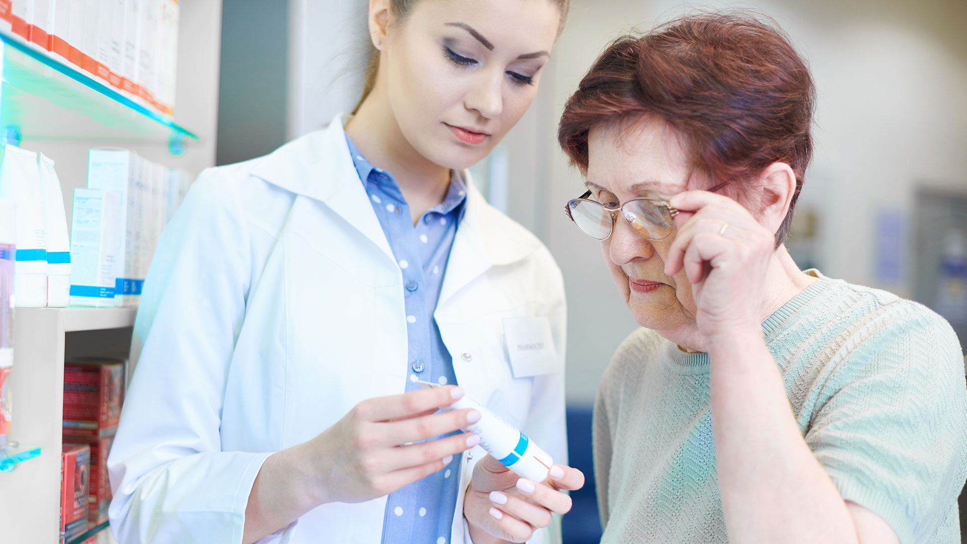 Farmaceuta wspiera pacjenta w trakcie leczenia martwicy rozpływnej