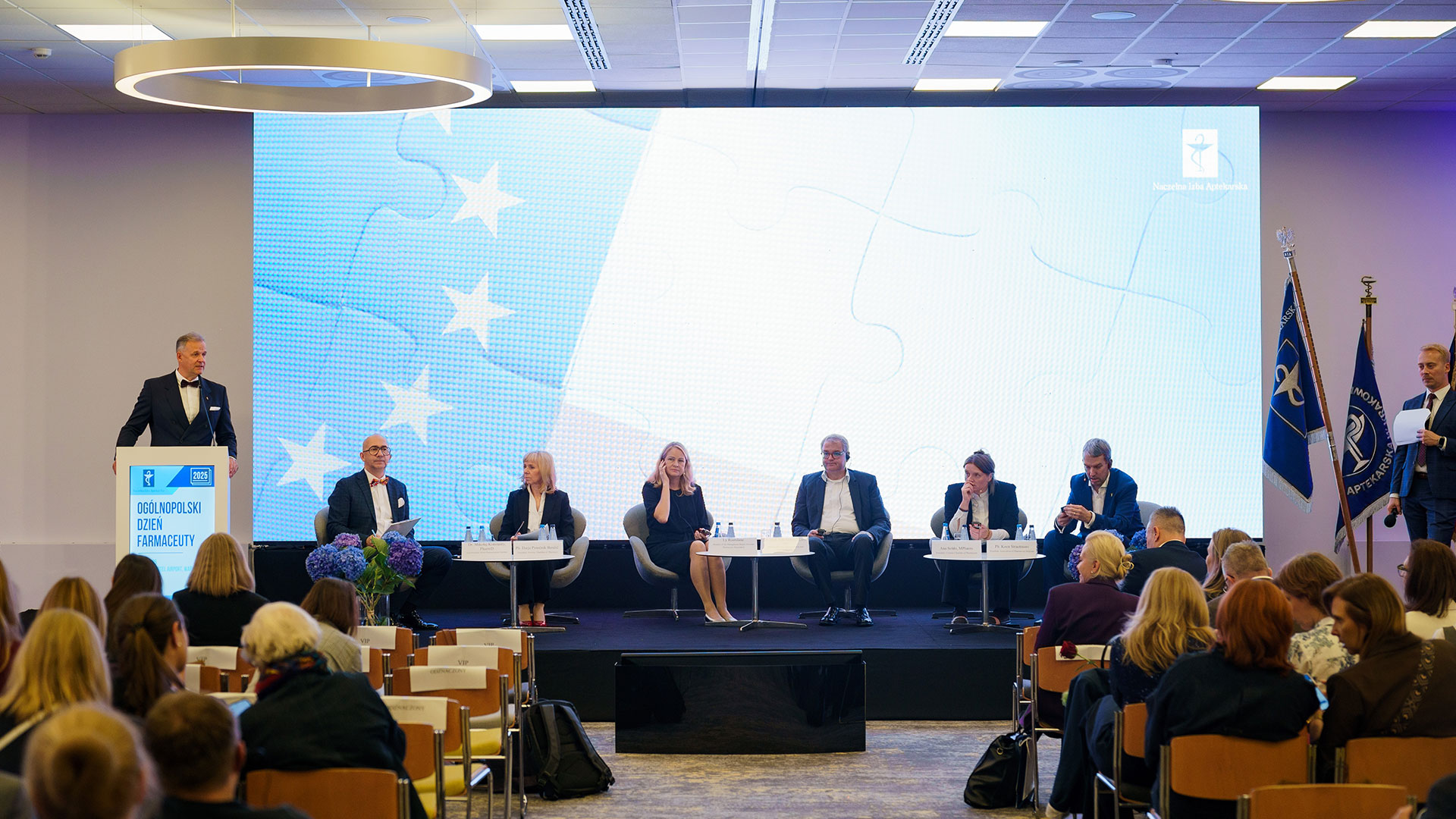 Marek Tomków, Prezes Naczelnej Rady Aptekarskiej (przy mównicy) inicjuje pierwszy pierwszy panel dyskusyjny.