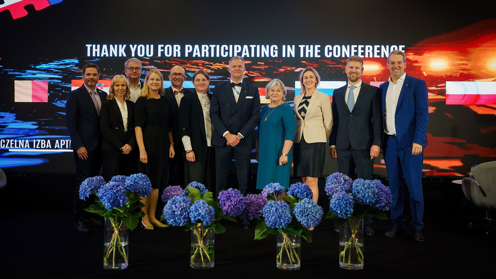 Uczestnicy konferencji naukowej zorganizowanej pod hasłem „Usługi farmaceutyczne w Europie Środkowej: szanse i wyzwania we współczesnych systemach opieki zdrowotnej” – eksperci z Estonii, Niemiec, Serbii, Chorwacji, Belgii i Słowenii, przedstawicieli EAHP, PGEU oraz krajowych organizacji farmaceutycznych.