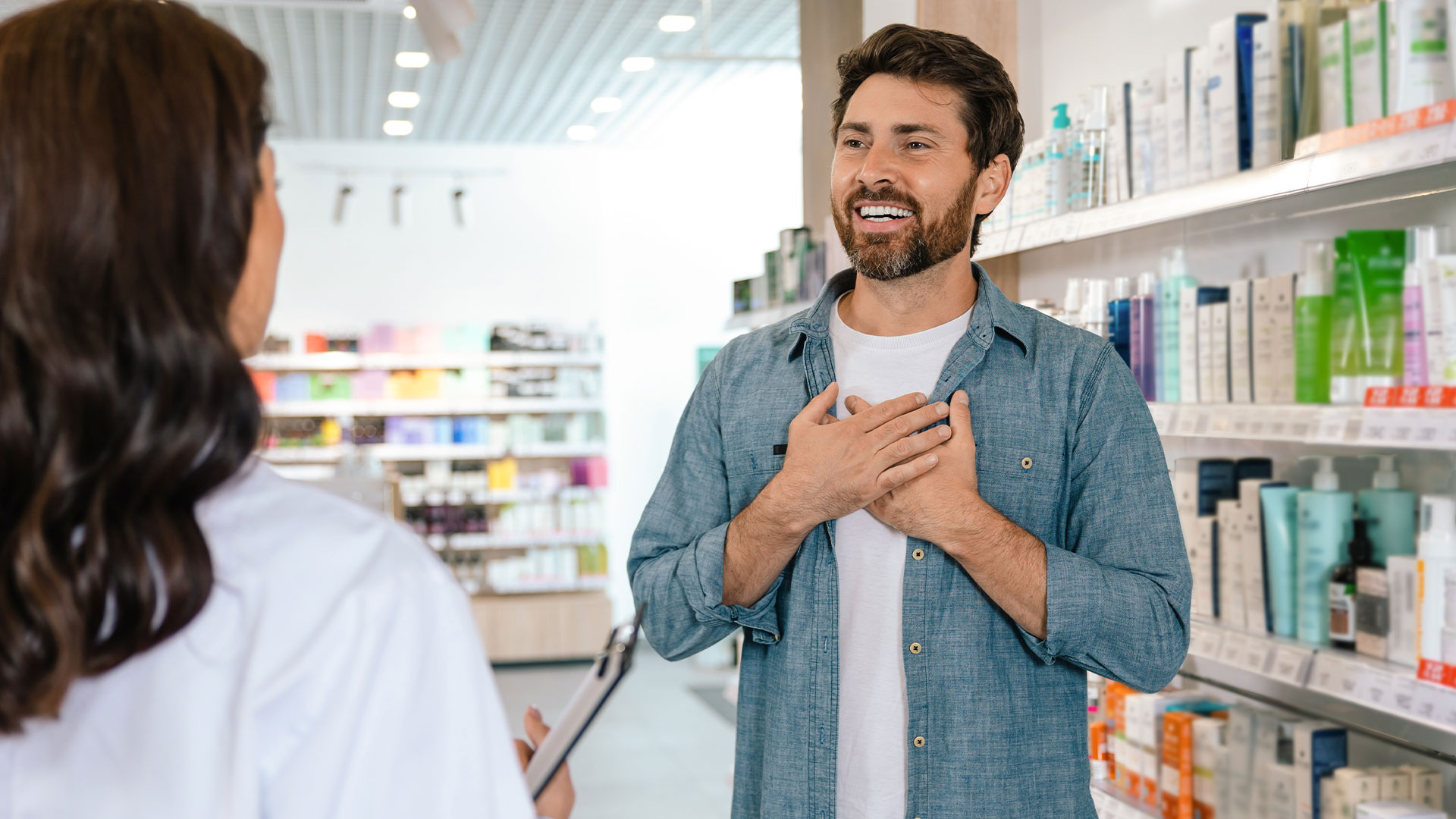 Farmaceuta i pacjent w aptece