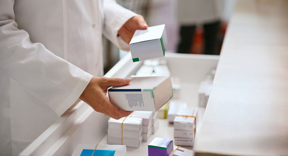 Farmaceutka wybiera leki