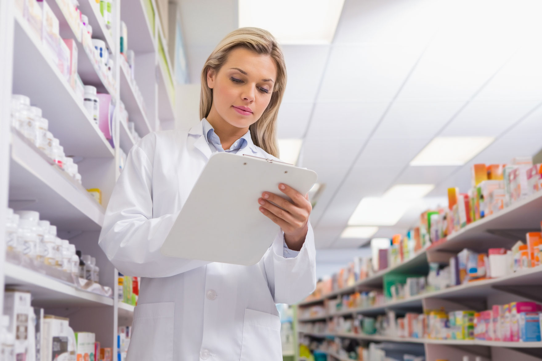Farmaceutka szuka leku z famotydyną dla pacjenta