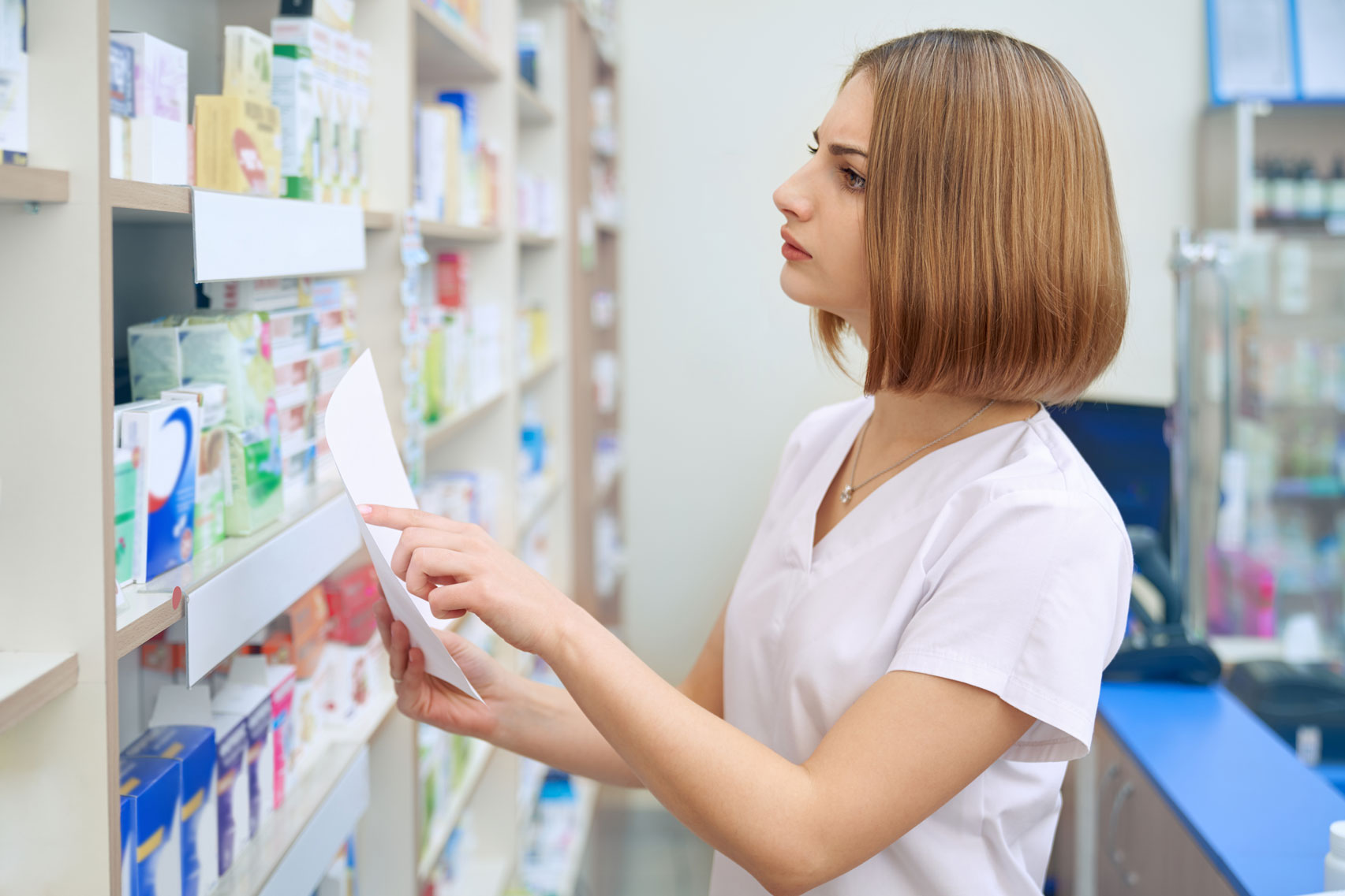 Farmaceutka szuka leku z famotydyną dla pacjenta