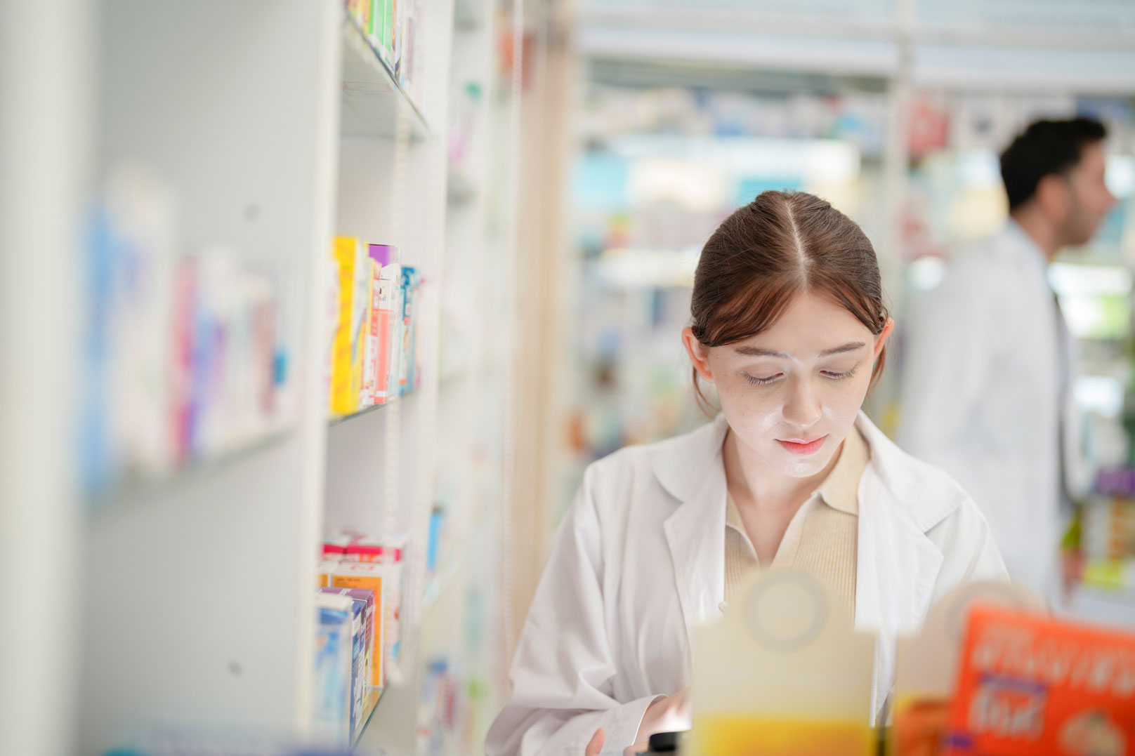 Farmaceutka szuka maści na stłuczenie