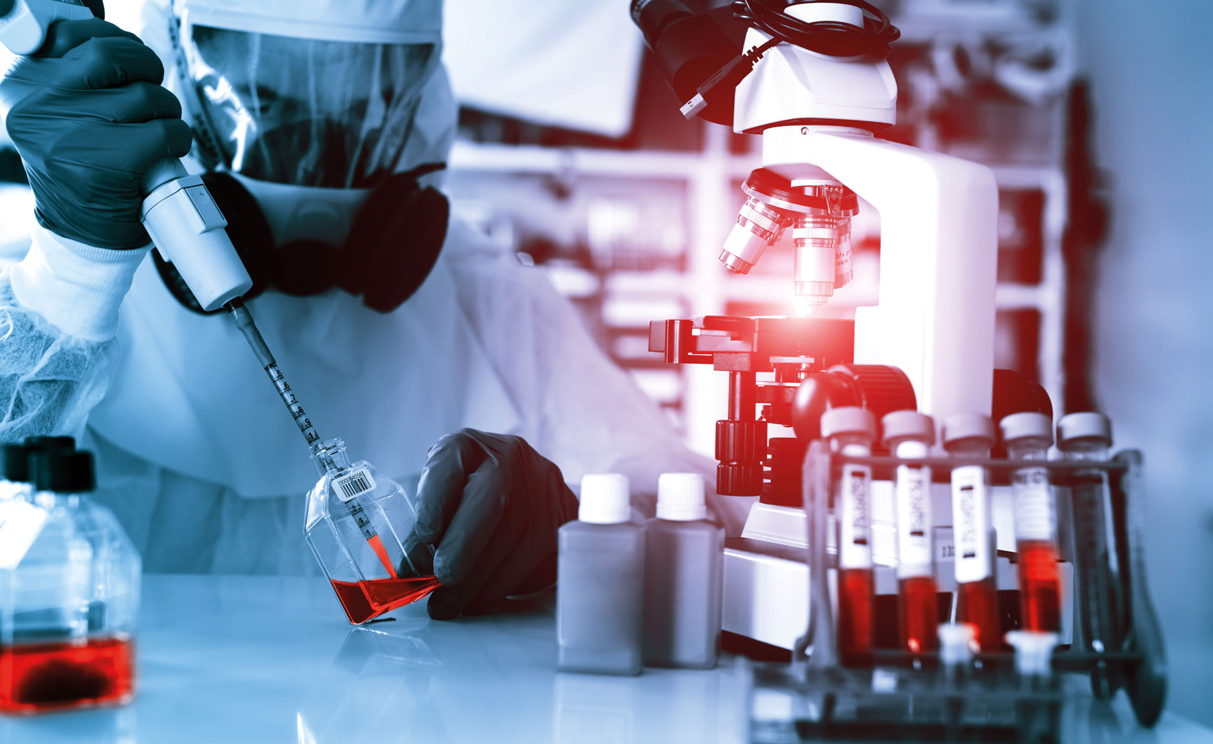 uczony w masce prowadzi testy w laboratorium