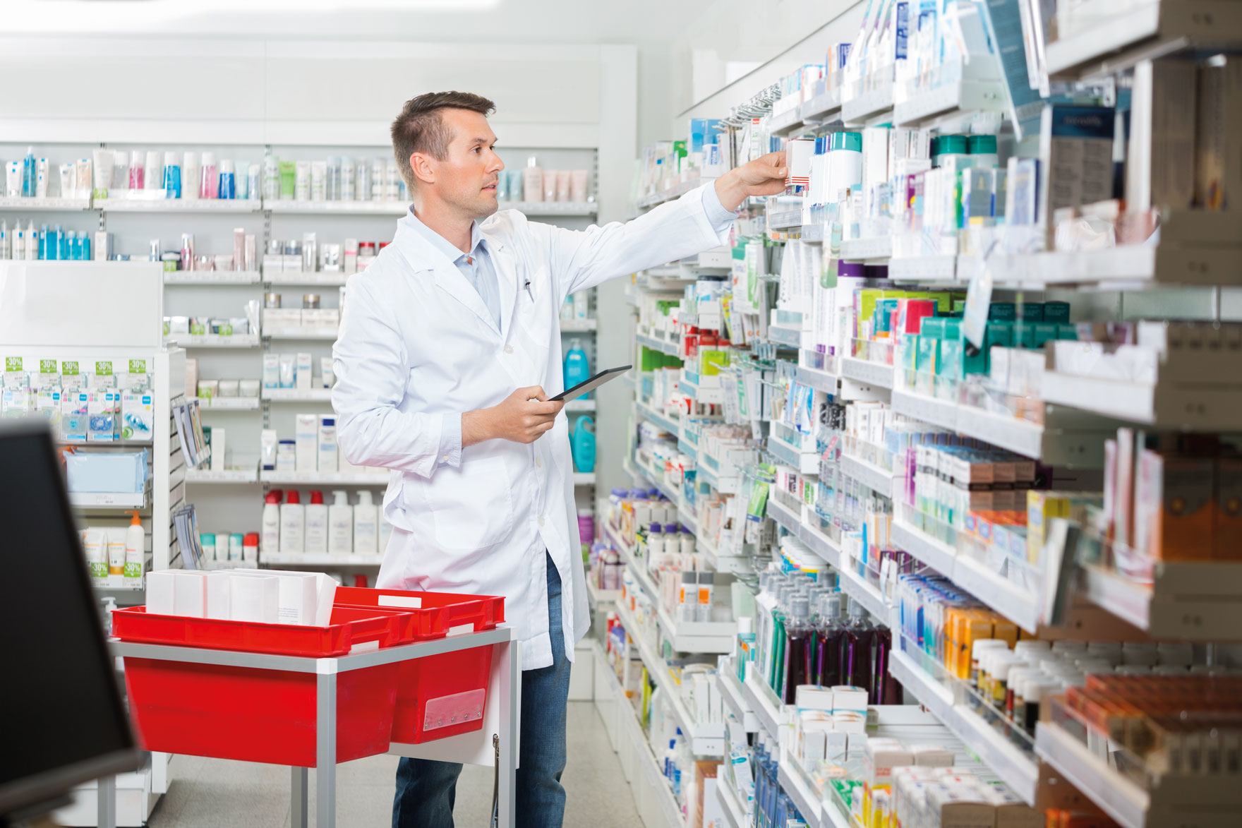 farmaceuta przed polka z lekami