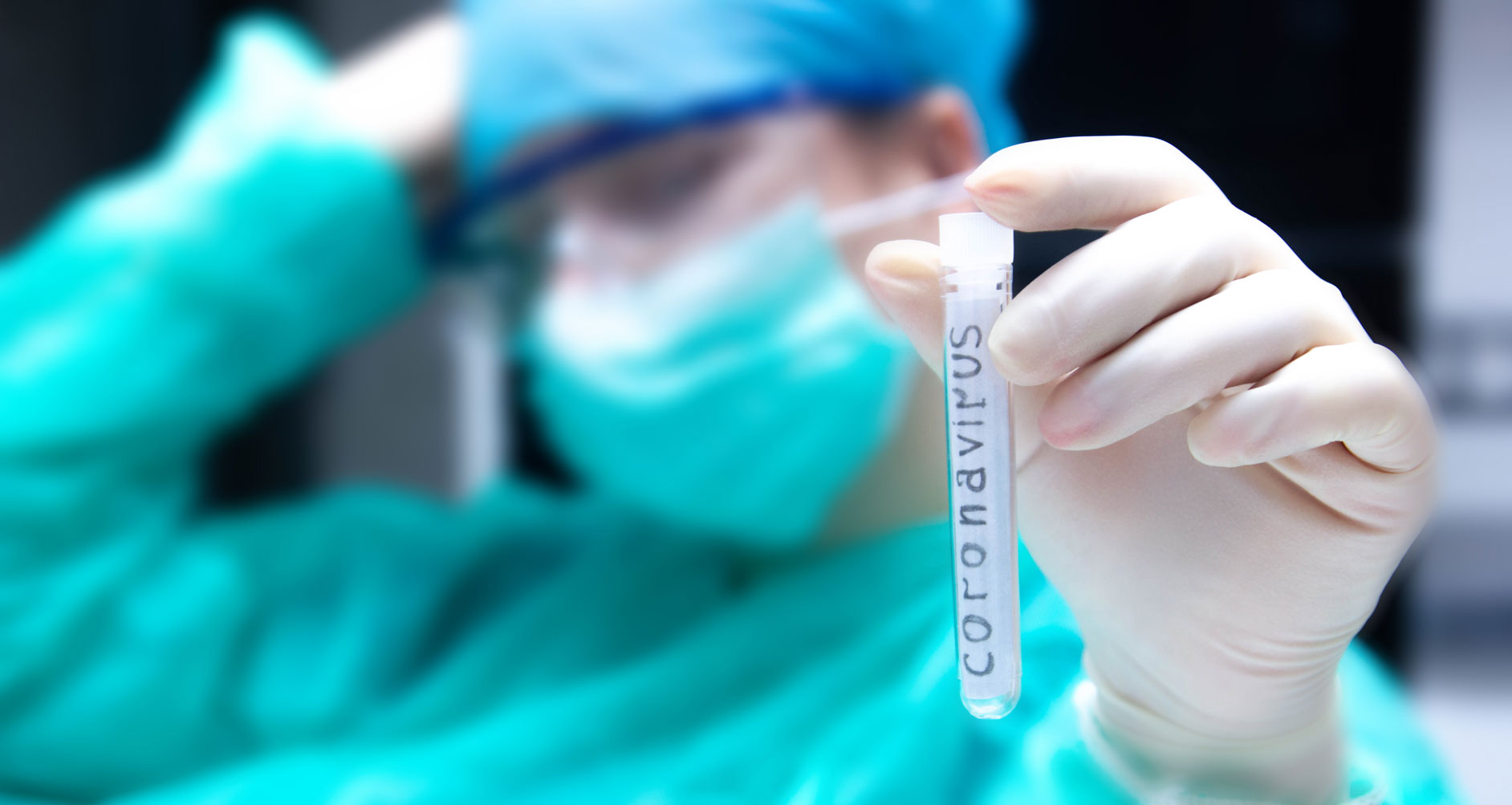 laborant trzyma probke z napisem coronavirus