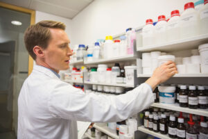 farmacuta siega po leki na polke