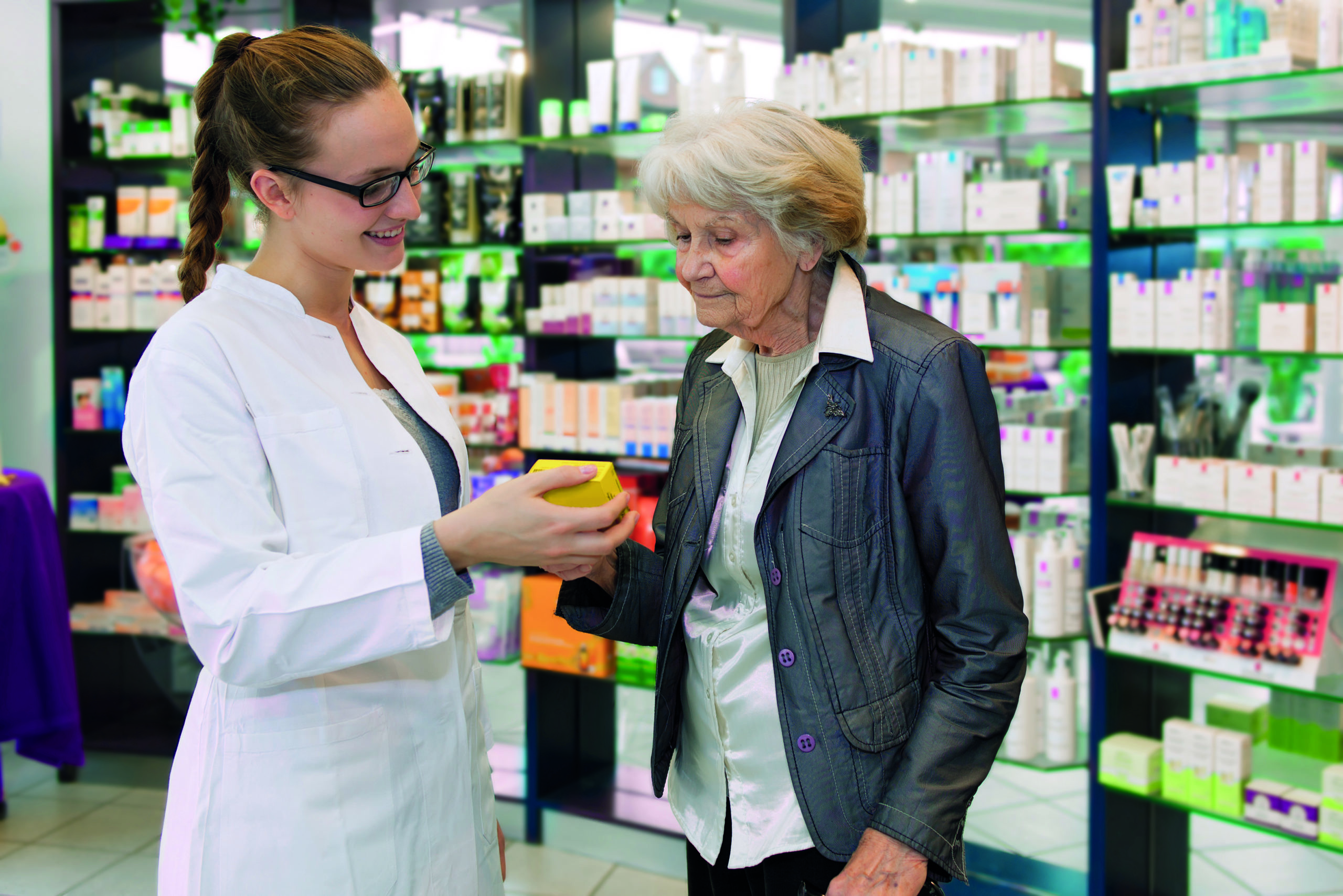farmaceutka i pacjentka seniorka w aptece
