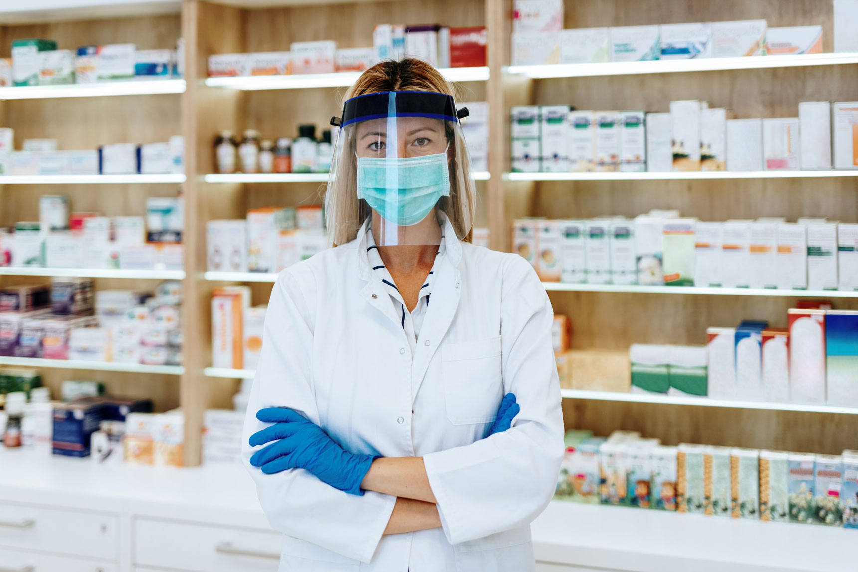 farmaceutka w masce i przylbicy