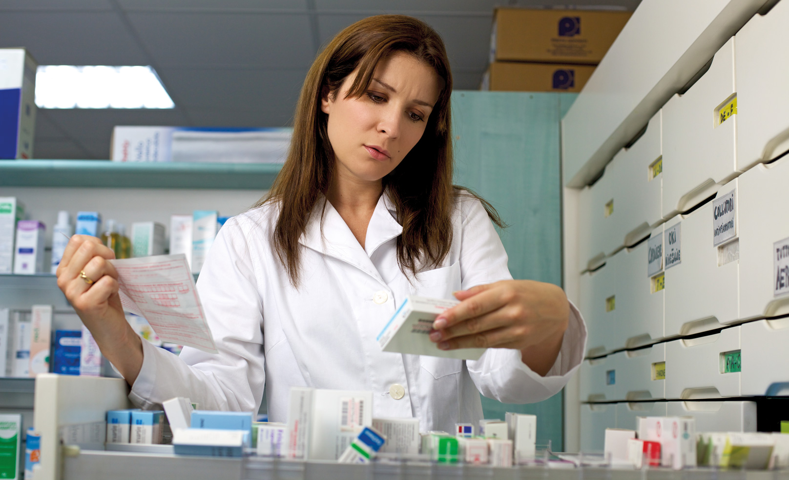 farmaceutka rzy szufladzie z lekami