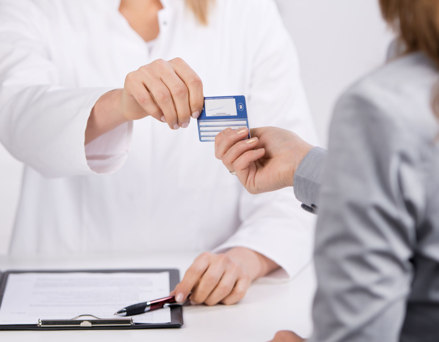 farmaceuta podaje pacjentowi karte ekuz