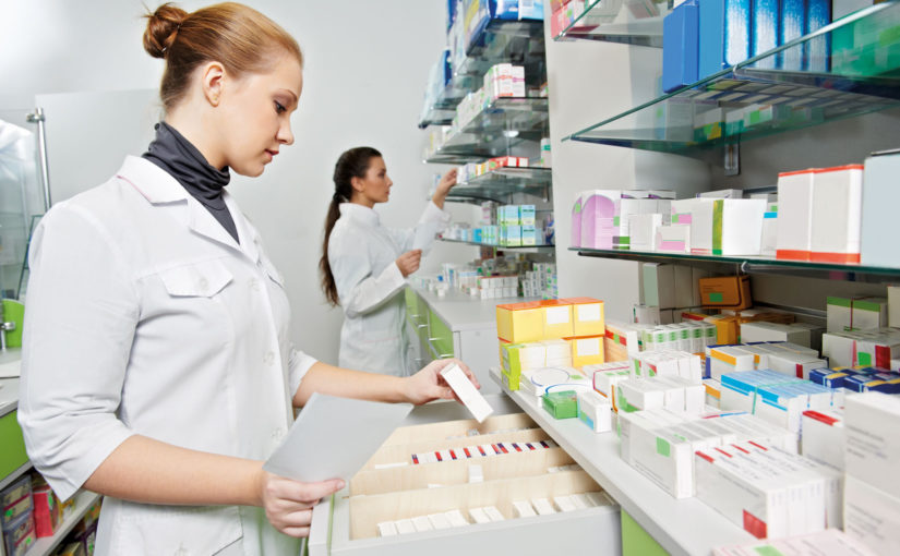 farmaceutki ukladaja leki w szulfadach aptecznych